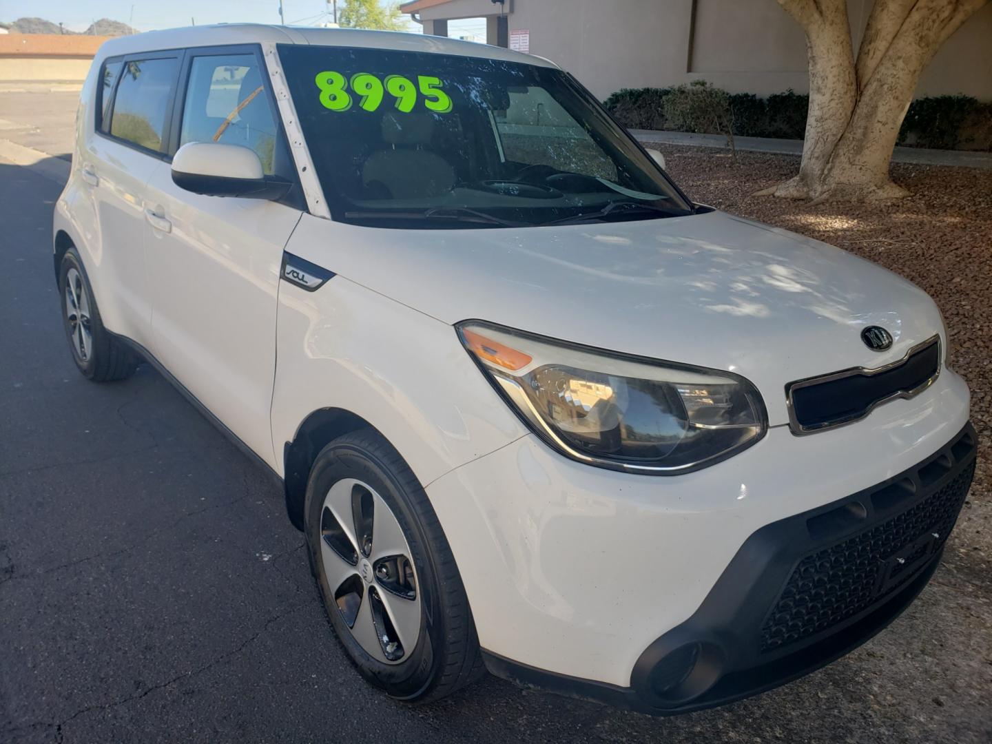 2015 WHITE /gray and black Kia Soul base (KNDJN2A27F7) with an 1.6L L4 DOHC 16V engine, 5-Speed Automatic transmission, located at 323 E Dunlap Ave., Phoenix, AZ, 85020, (602) 331-9000, 33.567677, -112.069000 - Photo#2